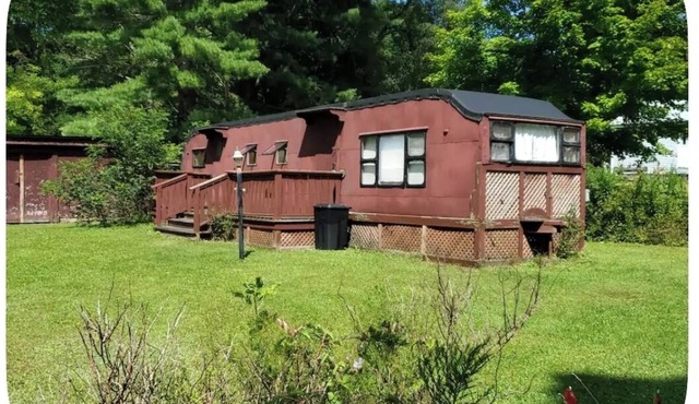 2 bedroom camper/trailer 3.5 miles from All Star Village on a very quiet road.