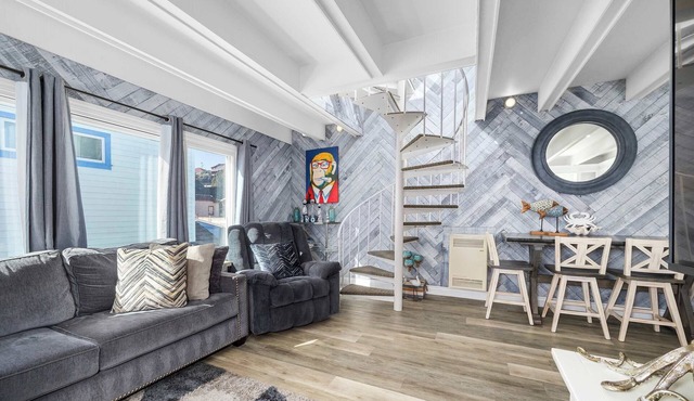 2 Bedroom Capitola Home w/Rooftop Deck!