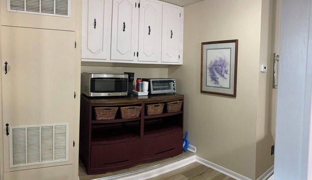 2-bedroom Carriage House in downtown Topeka - AC high speed Wi-Fi & parking