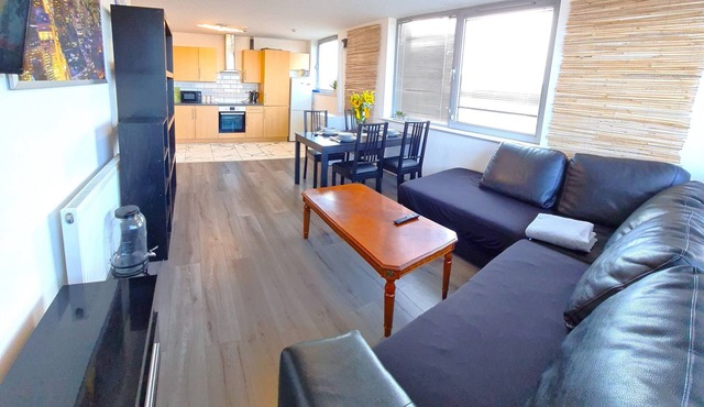 2 bedroom Central Flat with Parking