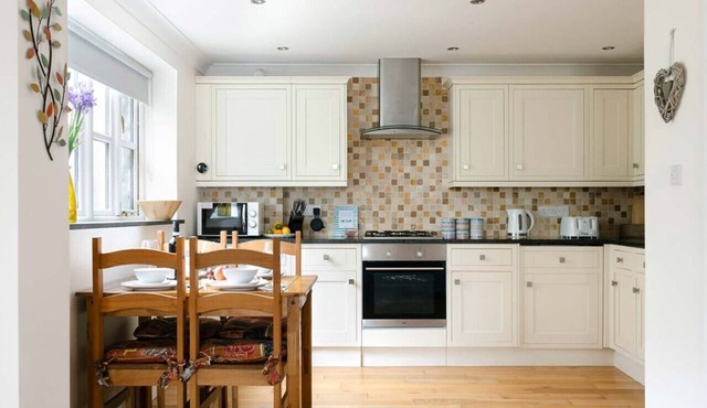 2 Bedroom Central House Near Chapel Street