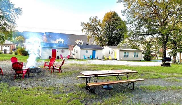 2 Bedroom Centrally located near Shopping, Restaurants & Lake