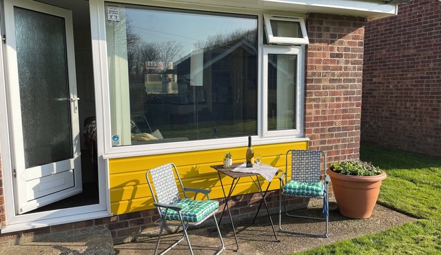 2 bedroom chalet 5 minutes walk to shops, pubs and a large dog-friendly beach,