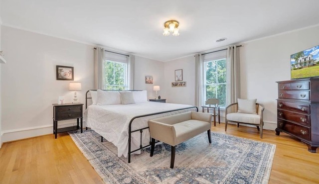 2 bedroom Charming Farmhouse Getaway : Levi Hall