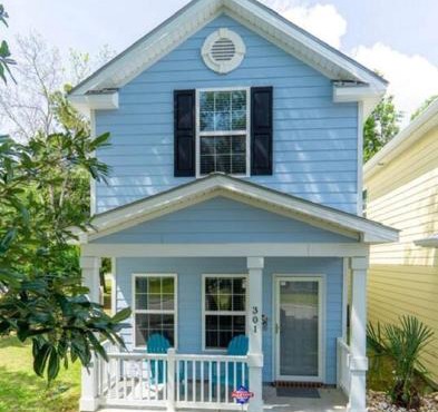 2 Bedroom Coastal Cottage 1 block to the beach