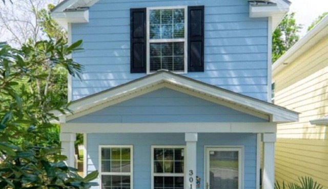 2 Bedroom Coastal Cottage 1 block to the beach