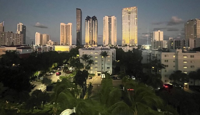 2-bedroom condo in sunny Sunny Isles Beach, 1/2 a mile from the beach
