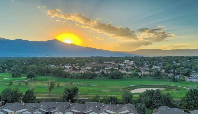 2-bedroom condo in delightful Colorado Springs, WiFi, fitness room, heated pool