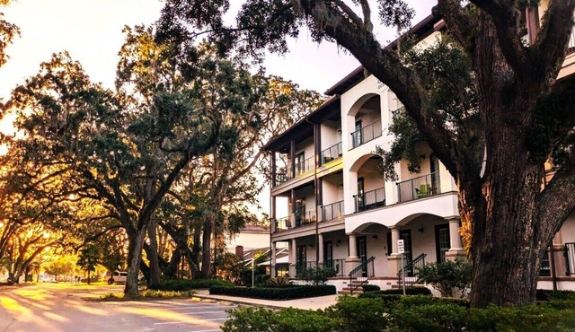 2-bedroom Condo on St. Simons Island. Pool/Parking/Beach/Food/Bars/Stores, etc.