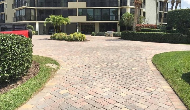 2 Bedroom Condo 320580 by Houzlet