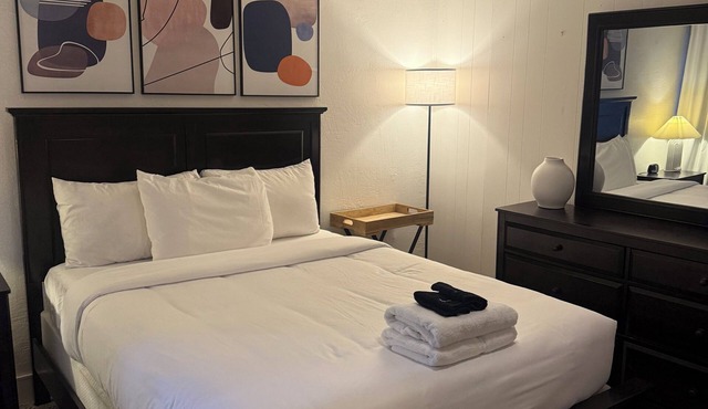 2-bedroom condo in beautiful Oldtown ScottsdalenWALK TO EVERYTHING