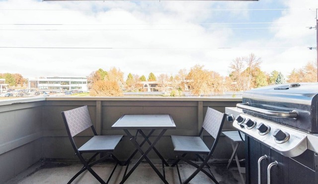 2-bedroom condo in Boulder with easy parking and bus access 1 block away