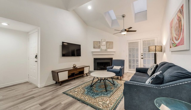 2-bedroom condo in charming Dallas with WiFi, AC