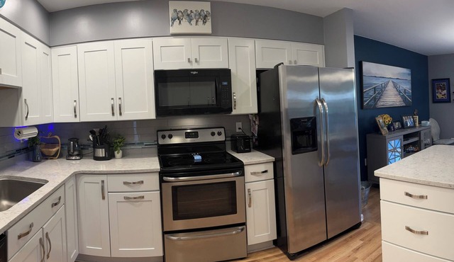 2-bedroom condo in convenient Blue Ash. Walk to grocery, restaurants, etc