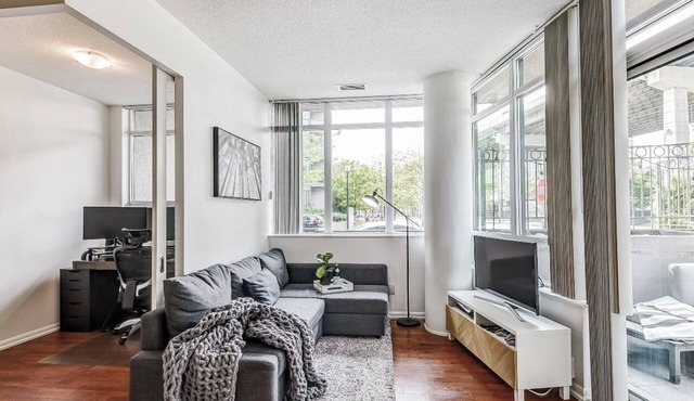 2-bedroom condo in Downtown Toronto with free parking