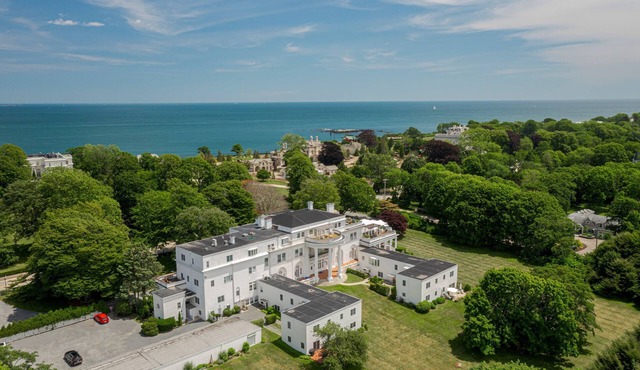 2 Bedroom Condo in Gilded Age Mansion close to Mansions and Ocean Beaches