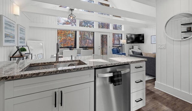 2-bedroom condo in Keowee Key: 3 pools, 2 restaurants, fitness center, golf