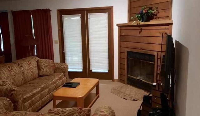 2 Bedroom Condo in Lakeside Resort Community (1 Queen, 2 Twins)