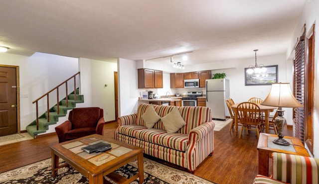 2 Bedroom Condo in Lakeside Resort Community (1 King & 2 Queen Beds)