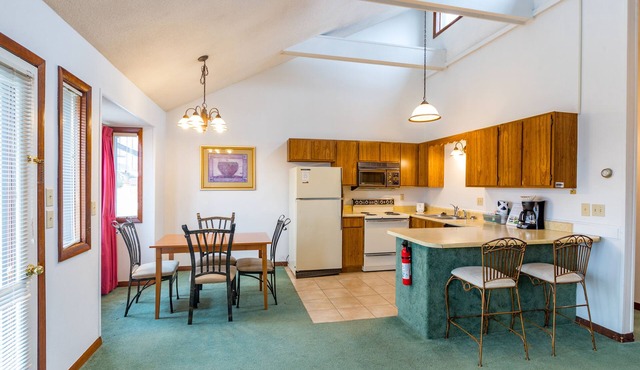 2 Bedroom Condo in Lakeside Resort Community (1 Queen & 2 Twin Beds)