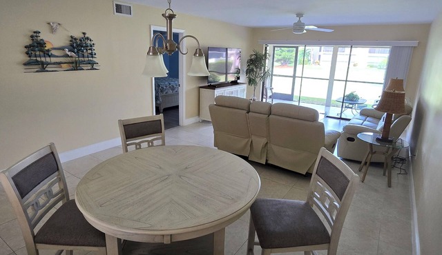 2-bedroom condo in Naples. Close to Marco Island, Naples Pier and the Everglades
