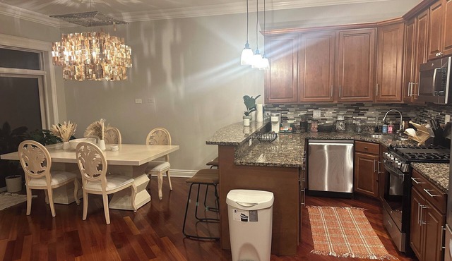 2 bedroom condo in North Kenwood Hyde Park with elevator.