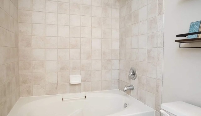 2-bedroom condo in perfect Chicago with WiFi, AC. Start your getaway