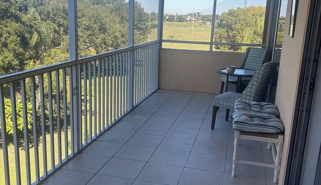 2-bedroom condo in superb Naples with cool AC and comfort