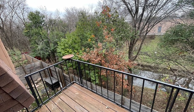 2-bedroom condo in very walkable Austin with AC, WiFi. pool, and creekside.