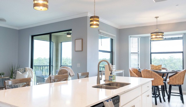 2-bedroom condo in wonderful Bradenton with AC, fitness room