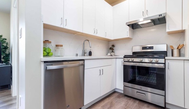 2 Bedroom Condo L-561681 by Houzlet