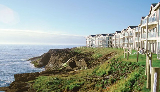 2-bedroom condo on bluffs. Whale Watching, Pool, hot tub, fitness and game room