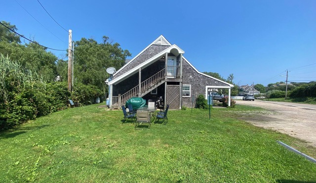 2-bedroom condo on Block Island with WiFi, parking, AC.Steps to ferry and beach.