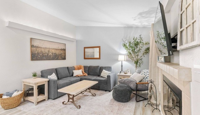 2-bedroom condo in nice Kimberling City with AC