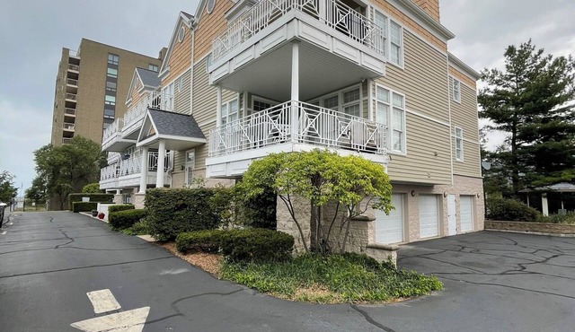 2-bedroom condo with WiFi, indoor pool, hot tub in delightful Michigan City