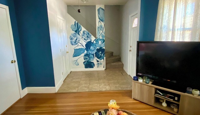 2 bedroom condo walking distance to downtown, free parking