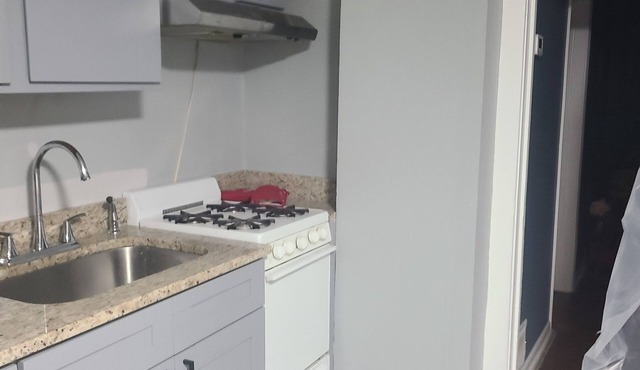 2-bedroom condo with AC in charming Racine, near the park with trails