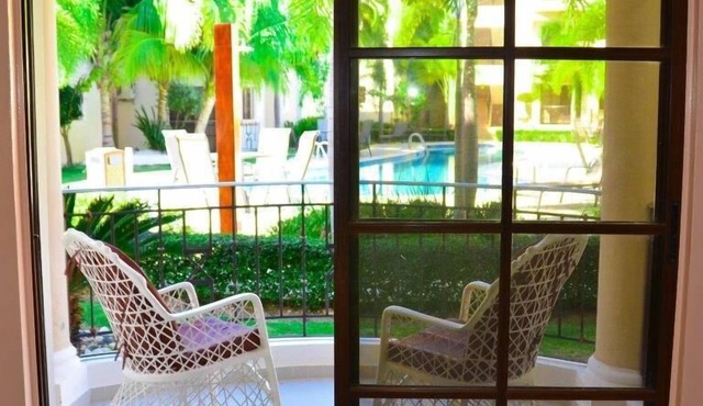 2 BEDROOM CONDO WITH EASY WALKING ACCESS TO BEACH-SHOPPING-DINING