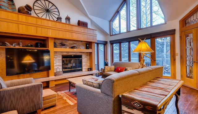 2 Bedroom Condo with Gas Fireplace + Hot Tub!