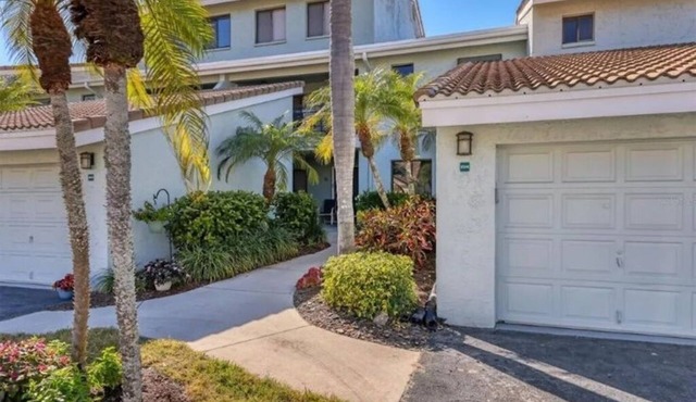 2-bedroom condo with office space in adorable Nokomis within gated community