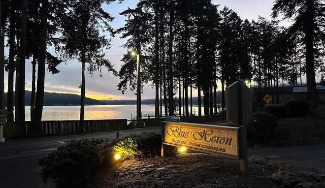 2-bedroom condo with pool, hot tub, WiFi, fitness room in welcoming Union, WA