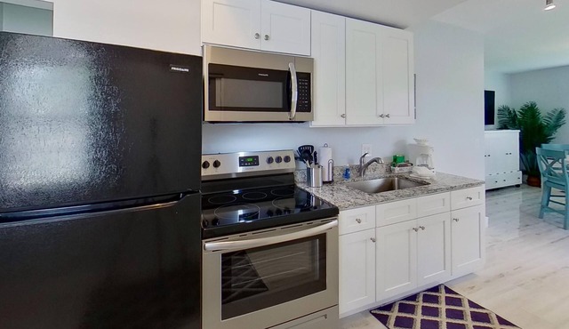 2-Bedroom Condo with screened patio - Manatee - Welcome to our newly renovated, spacious and luxurious two-bedroom condo!