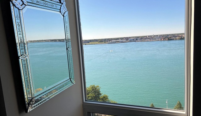 2-Bedroom Condo with WiFi, AC with Million Dollar View of the St.Clair River