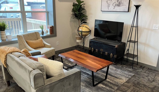 2 Bedroom - Convenient & Comfy Downtown Apartment