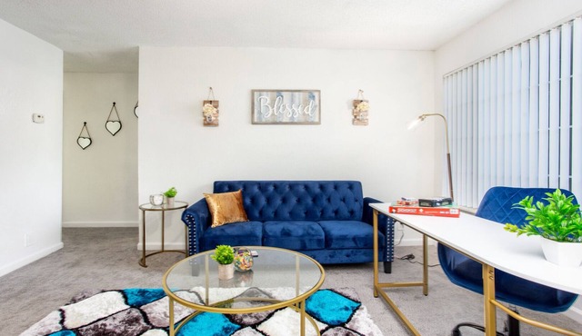 💙✨2 Bedroom Corner Oasis Near Downtown!💙 With a working AC 🎉