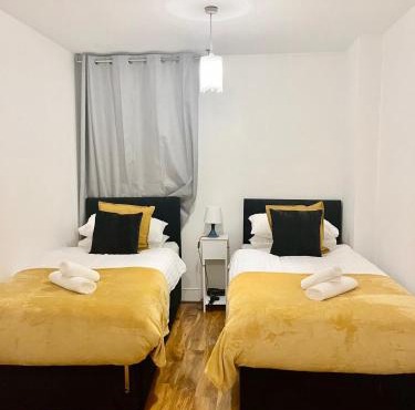 2 Bedroom Cosy Penthouse in London