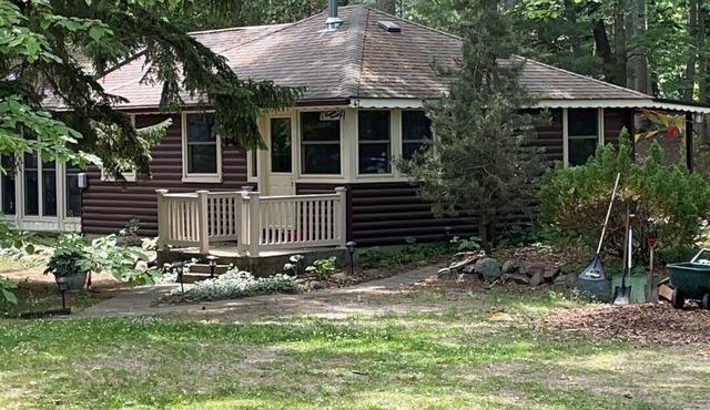 2 bedroom cottage 1 block from South Beach- hot tub, fire pit