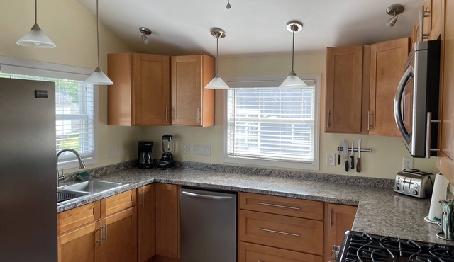 2 bedroom cottage -5 Min. walk to Sunset Bay Beach-Lake Erie- fishing