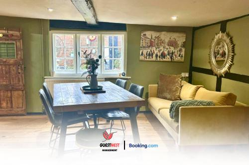 2 Bedroom Cottage By Guest Nest Management Short Lets & Serviced Accommodation Horsham With Free Parking & WiFi