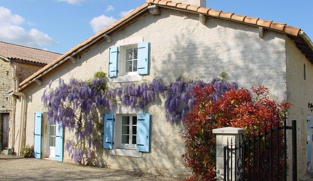 2 bedroom cottage close to Niort with indoor pool